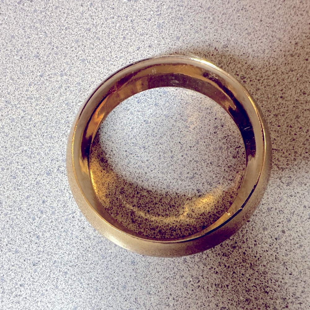 Gold bangle - Picture 2 of 2